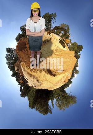 Una femmina di lavoratore edile su un sito di lavoro che indossa un elmetto Foto Stock