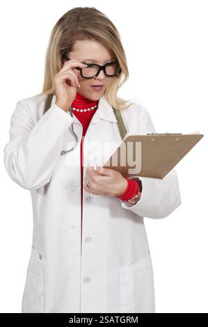 Bella giovane medico donna sul suo round con un blocco appunti e i record paziente Foto Stock