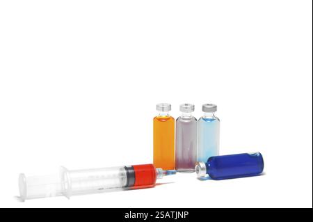 Diverse fiale di medicinali da prescrizione e una siringa Foto Stock