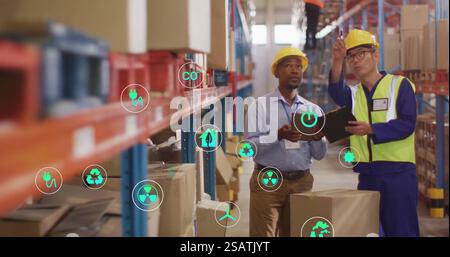 Immagine delle icone ecologiche e dell'elaborazione dei dati su diverse persone che lavorano in magazzino Foto Stock