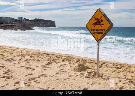 Un cartello di avvertimento "corrente pericolosa" su Bronte Beach, una delle molte famose spiagge di Sydney, Australia Foto Stock