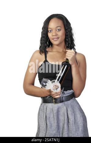 Una bella donna afroamericana che tiene il vino Foto Stock