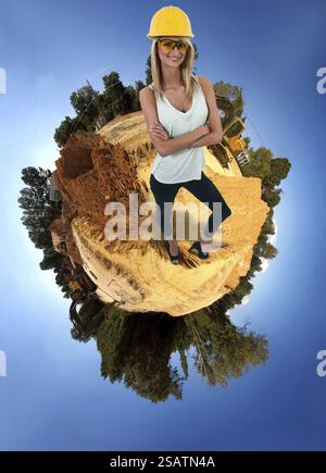 Lavoratrice edile in un cantiere che indossa un elmetto Foto Stock