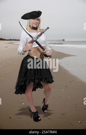 Giovane bella donna pirata con una flintlock pistola e spada Foto Stock
