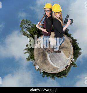 Lavoratrice edile che indossa un elmetto e occhiali di sicurezza Foto Stock