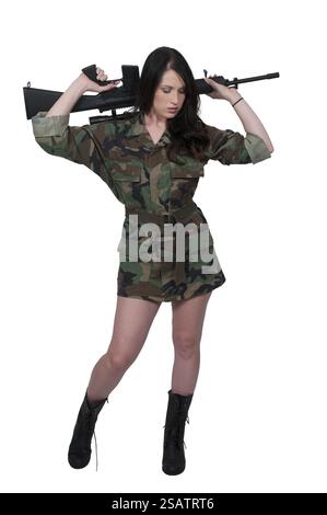 Bella giovane soldato con un fucile M16 Foto Stock