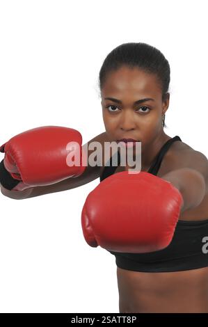 Bella giovane donna nera indossando un paio di guanti da boxe Foto Stock