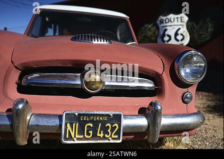 Auto d'epoca di fronte al negozio Giganticus Headicus sulla Route 66, Arizona, Stati Uniti, Nord America Foto Stock