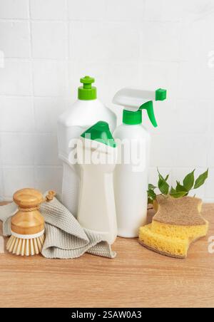 Prodotti per la pulizia eco-compatibili disposti su un ripiano in legno, che enfatizzano le pratiche di pulizia sostenibili e rispettose dell'ambiente Foto Stock