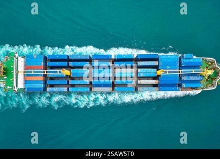 Logistica delle spedizioni. Spedizione commerciale. Nave da carico in mare, vista aerea. Enorme nave da carico. Container carico sulla nave. Vista aerea del carico Foto Stock
