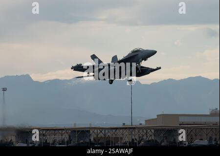 Un Royal Australian Air Force F/A-18F Super Hornet decolla durante Red Flag-Nellis 25-1 presso Nellis Air Force base, Nevada, 27 gennaio 2025. La bandiera rossa Foto Stock