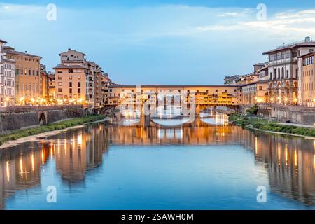Famoso Ponte Veccio storico a Firenze sul fiume Arno Foto Stock