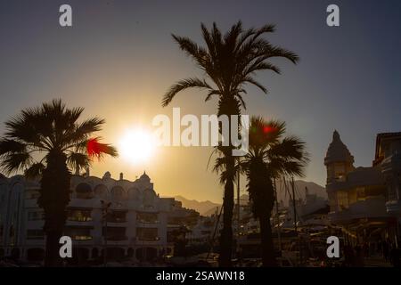 Bel sole serale su Puerto Marina a Benalmadema, Spagna. Foto Stock