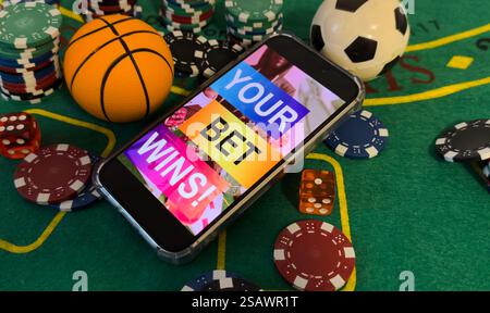 Concetto di poker online. Smartphone e poker chip su sfondo verde. Banner poker online. Spazio di copia. Vignettatura. Posiziona per testo. Gioco d'azzardo Foto Stock