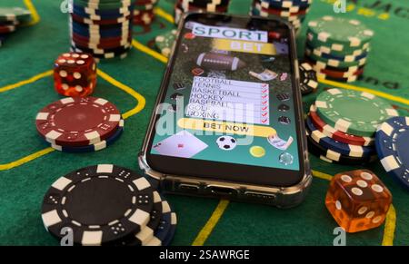 Concetto di poker online. Smartphone e poker chip su sfondo verde. Banner poker online. Spazio di copia. Vignettatura. Posiziona per testo. Gioco d'azzardo Foto Stock