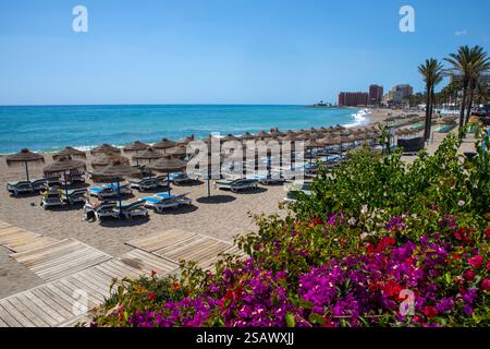 Benalmadena, Spagna - 23 aprile 2024: Splendida vista da Playa de Bil-Bil, o spiaggia di Bil-Bil a Benalmadena, Spagna. Foto Stock
