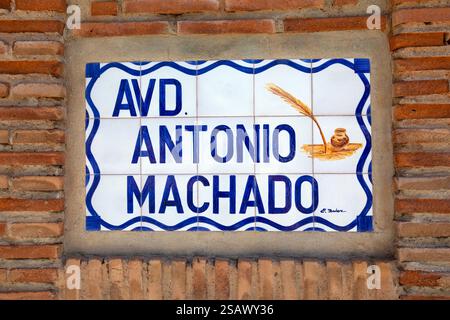 Benalmadena, Spagna - 23 aprile 2024: Un bellissimo cartello stradale tradizionale piastrellato su Avenida Antonio Machado a Benalmadena, Spagna. Foto Stock