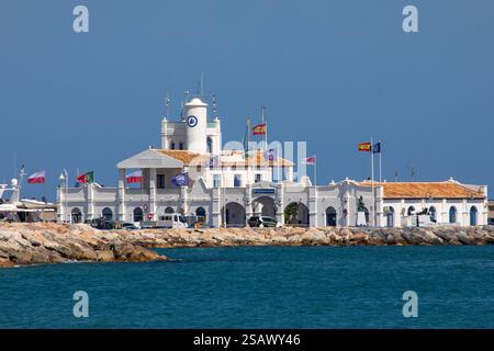 Benalmadena, Spagna - 23 aprile 2024: Veduta della sede principale di Puerto Deportivo de Benalmadena in Spagna. Foto Stock
