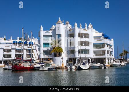 Benalmadena, Spagna - 23 aprile 2024: Uno degli edifici di Puerto Marina a Benalmadena, Spagna. E' uno dei migliori porticcioli del mondo con lo sho Foto Stock