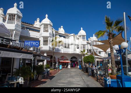 Benalmadena, Spagna - 23 aprile 2024: Veduta dei ristoranti e dei negozi nella splendida Puerto Marina di Benalmadena, Spagna. Foto Stock