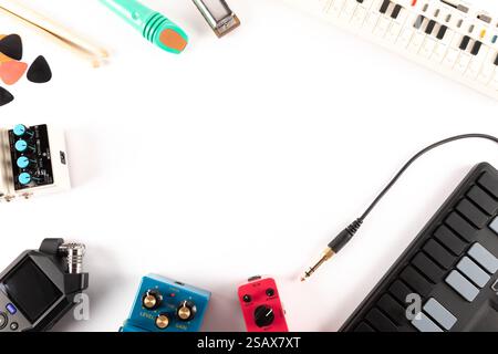 Strumenti e accessori per la produzione musicale, vista dall'alto dello sfondo bianco con spazio per le copie Foto Stock