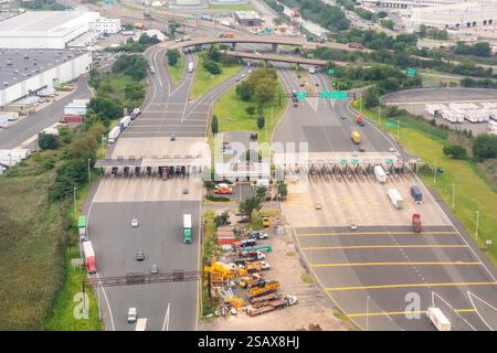 Newark, New Jersey, Stati Uniti - 28 agosto 2023 - Vista aerea della New Jersey Turnpike Toll Plaza all'uscita 13a dell'aeroporto di Newark, uscita Port of Newark Foto Stock