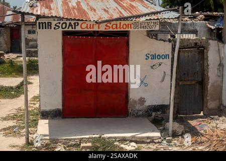 Africa Tanzania, Zanzibar, East Coast, Jambiani, Sig. Soap Curl, parrucchiere Foto Stock