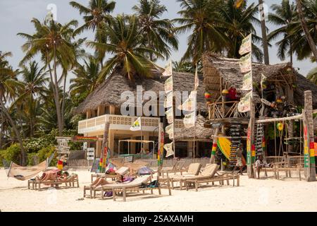 Africa, Tanzania, Zanzibar, costa orientale, Jambiani, spiaggia, Blue Reef Lodge e scuola di kitesurf Olmagica Foto Stock