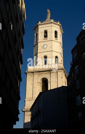 VALLADOLID, SPAGNA - 16 APRILE 2022: Cattedrale di Valladolid al tramonto dalla piazza dell'Università, Spagna. Foto Stock