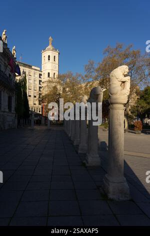 VALLADOLID, SPAGNA - 16 APRILE 2022: Cattedrale di Valladolid al tramonto dalla piazza dell'Università, Spagna. Foto Stock