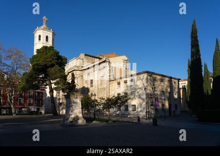 VALLADOLID, SPAGNA - 16 APRILE 2022: Cattedrale di Valladolid al tramonto dalla piazza dell'Università, Spagna. Foto Stock
