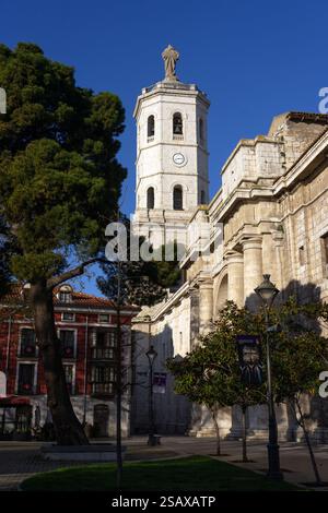 VALLADOLID, SPAGNA - 16 APRILE 2022: Cattedrale di Valladolid al tramonto dalla piazza dell'Università, Spagna. Foto Stock