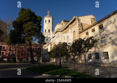 VALLADOLID, SPAGNA - 16 APRILE 2022: Cattedrale di Valladolid al tramonto dalla piazza dell'Università, Spagna. Foto Stock