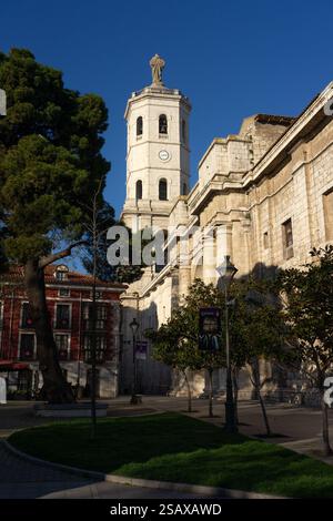 VALLADOLID, SPAGNA - 16 APRILE 2022: Cattedrale di Valladolid al tramonto dalla piazza dell'Università, Spagna. Foto Stock