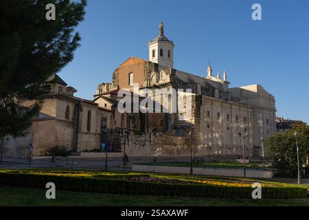 VALLADOLID, SPAGNA - 16 APRILE 2022: Cattedrale di Valladolid al tramonto dalla piazza dell'Università, Spagna. Foto Stock