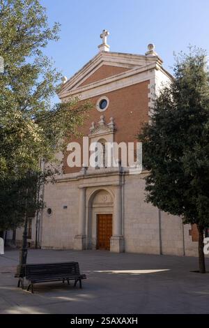 VALLADOLID, SPAGNA - 16 APRILE 2022: Chiesa di Salvador nel centro storico della città di Valladolid al tramonto, Spagna. Foto Stock