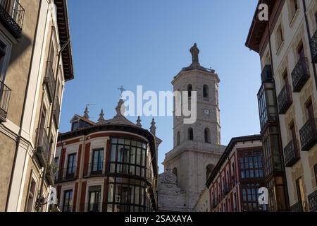 VALLADOLID, SPAGNA - 16 APRILE 2022: Cattedrale di Valladolid al tramonto, Spagna. Foto Stock