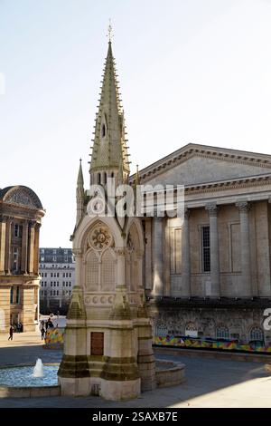 Chamberlain Memorial Fountain e Birmingham City Hall a Birmingham, Inghilterra. Lo stand si trova in Chamberlain Square, accanto al museo e alla galleria d'arte della città Foto Stock