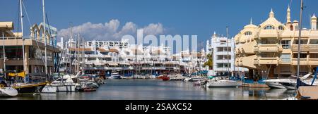 Benalmadena, Spagna - 23 aprile 2024: Una vista panoramica della splendida Puerto Marina, nella città costiera di Benalmadena, Spagna. Foto Stock