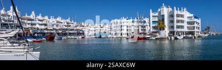 Benalmadena, Spagna - 23 aprile 2024: Una vista panoramica della splendida Puerto Marina, nella città costiera di Benalmadena, Spagna. Foto Stock