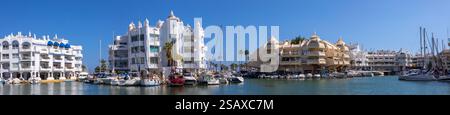 Benalmadena, Spagna - 23 aprile 2024: Una vista panoramica della splendida Puerto Marina, nella città costiera di Benalmadena, Spagna. Foto Stock