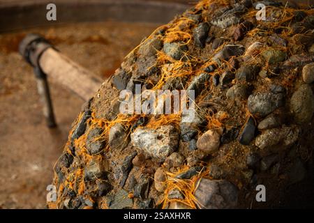 Tradizionale mulino in pietra per frantumare il maguey per la produzione di Mezcal a Oaxaca in Messico. Foto Stock