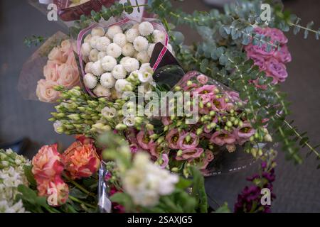 Vivace assortimento di bouquet floreali, fioristi, colori e vegetazione mozzafiato, pronti per essere organizzati Foto Stock