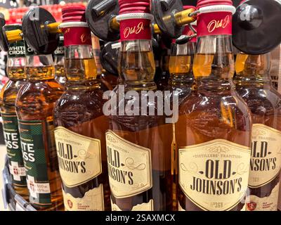 Bobruisk, Bielorussia - 26 gennaio 2025: Gli scaffali sono rivestiti con bottiglie di whisky dal design elegante, che presentano varie etichette. Foto Stock