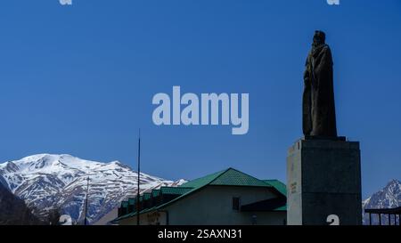 Stepansminda è una piccola città nel nord-est della Georgia. Il Monte Kazbegi e la Chiesa della Trinità di Gergeti sono i punti di riferimento. Foto Stock