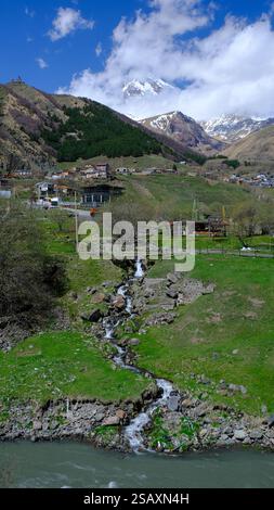Stepansminda è una piccola città nel nord-est della Georgia. Il Monte Kazbegi e la Chiesa della Trinità di Gergeti sono i punti di riferimento. Foto Stock