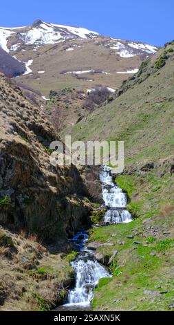 Stepansminda è una piccola città nel nord-est della Georgia. Il Monte Kazbegi e la Chiesa della Trinità di Gergeti sono i punti di riferimento. Foto Stock