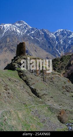 Stepansminda è una piccola città nel nord-est della Georgia. Il Monte Kazbegi e la Chiesa della Trinità di Gergeti sono i punti di riferimento. Foto Stock