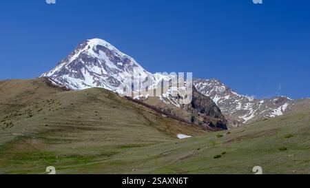 Stepansminda è una piccola città nel nord-est della Georgia. Il Monte Kazbegi e la Chiesa della Trinità di Gergeti sono i punti di riferimento. Foto Stock