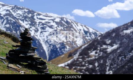Stepansminda è una piccola città nel nord-est della Georgia. Il Monte Kazbegi e la Chiesa della Trinità di Gergeti sono i punti di riferimento. Foto Stock